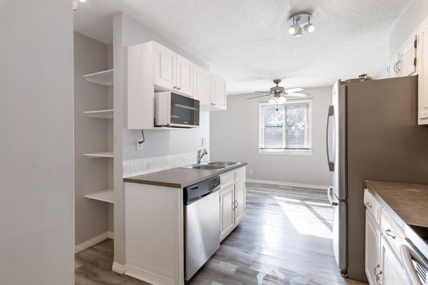 3 Bed, 2 Storey Condo in The Pines - December's Rent is only $475!!! - Photo 1