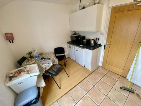3 bedroom flat to rent - Photo 4