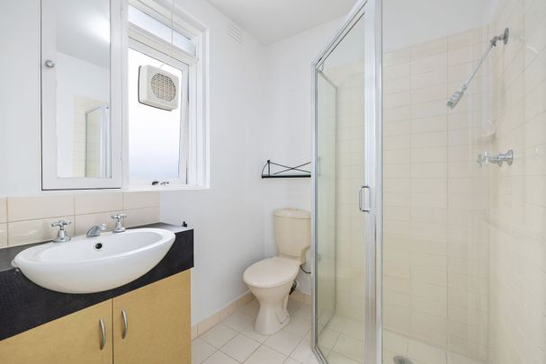 Refurbished One Bedroom Apartment – Great Location! - Photo 1