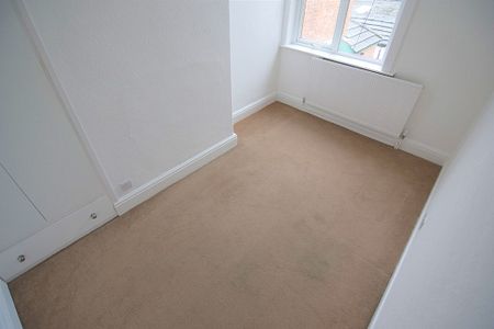 To Let 2 Bed Flat - Photo 4