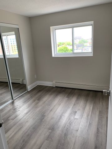 215 Clarence Street Apartments - Photo 2