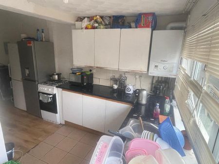 1 bedroom in a house share to rent - Photo 4