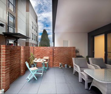 High End in the Heart of Griffith! - Photo 2