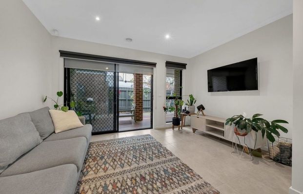 Splendid 3Br Townhouse in St Albans! - Photo 1