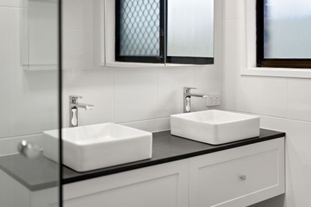 Powered double-bay shed & 3 bedroom family home - Photo 5