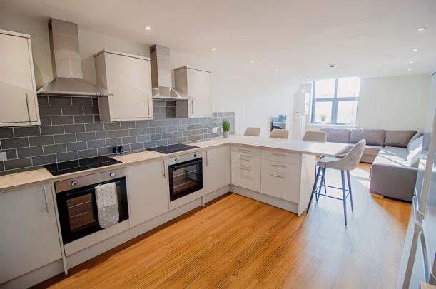 8 bedrooms 3 bathrooms - Photo 1