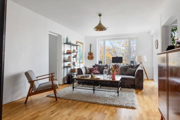 Medsolsbacken, Hässelby - Photo 1