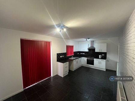 3 bedroom semi-detached house to rent - Photo 5