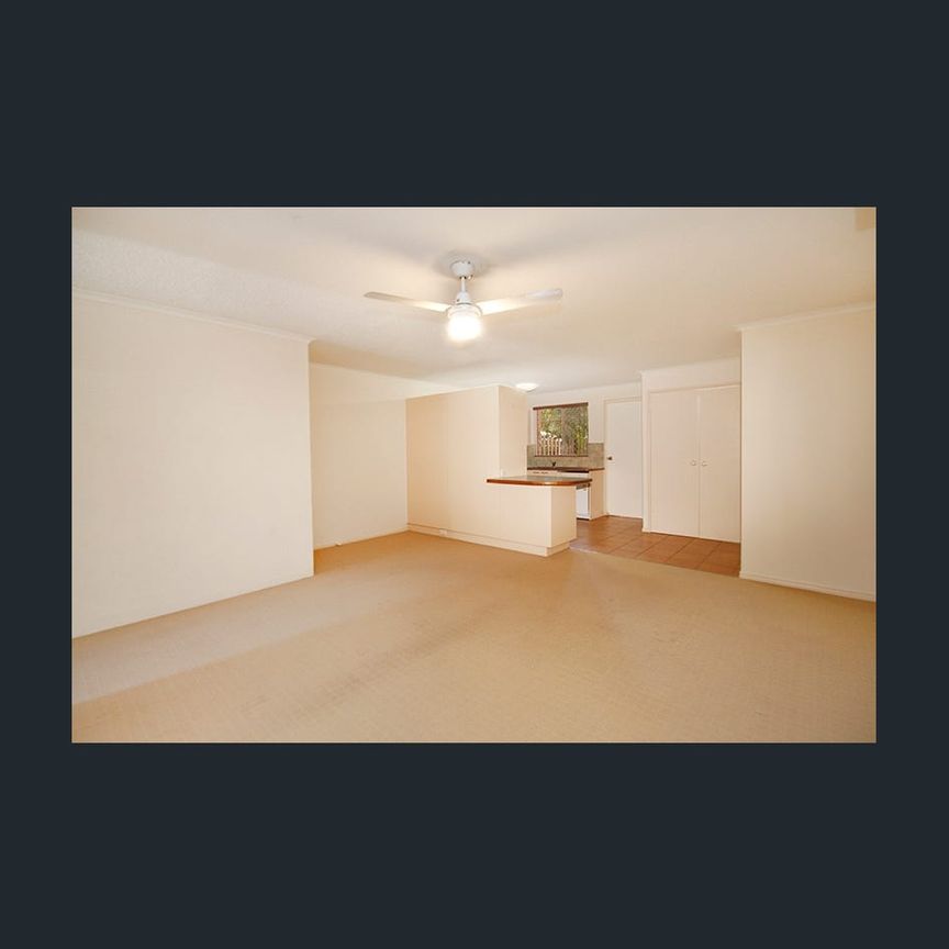 COASTAL COMFORT & CONVENIENCE IN MOOLOOLABA - Photo 1