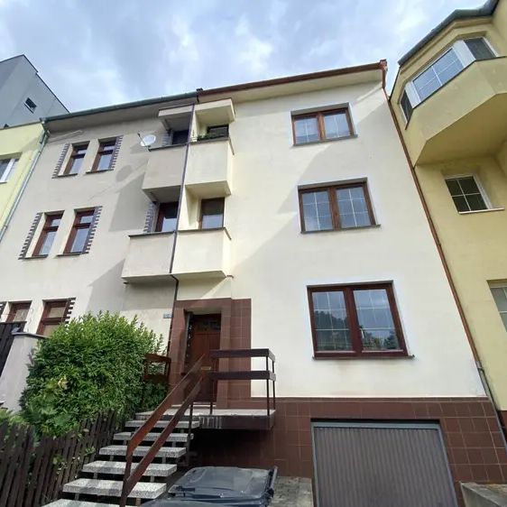 PRONÁJEM ZREKONSTRUOVANÉHO STŘEŠNÍHO BYTU 1+ KK, ČERNOVICE BRNO - Fotografie 1