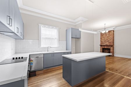 Luxury Living Awaits: Four Bedroom Home in Prime Armadale! - Photo 4