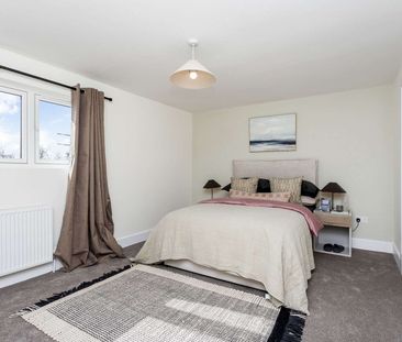 Beautifully refurbished, this impressive five-bedroom detached fami... - Photo 2