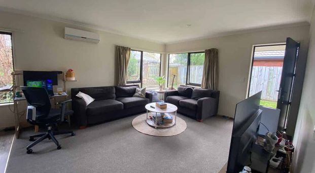 Close to town and train station - Photo 1