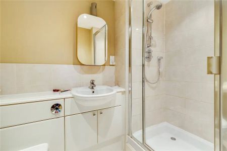 3 bedroom flat - Photo 5