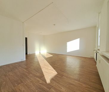 Großes Wohnzimmer + offener Grundriss + modernes Bad - Foto 1