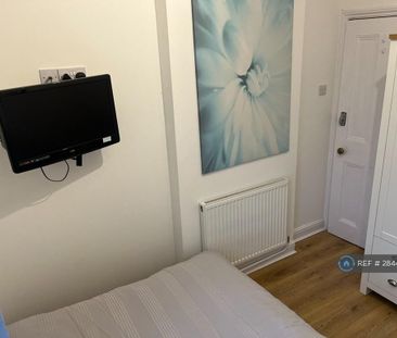 1 bedroom in a house share to rent - Photo 2