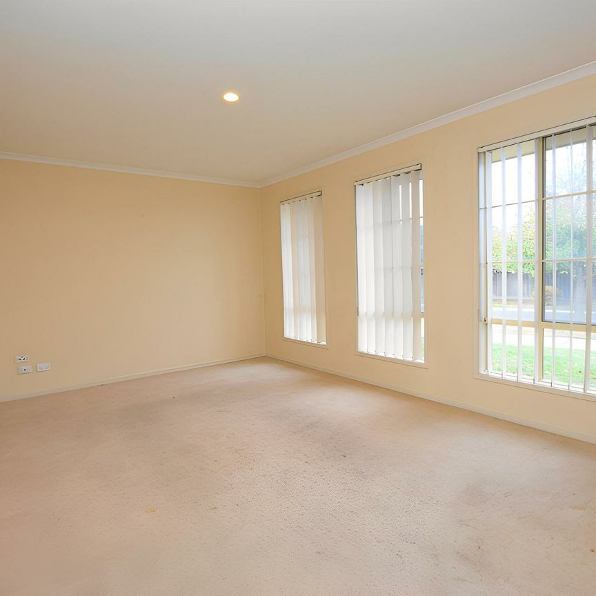 8 The Glade, Hampton Park VIC - Photo 1