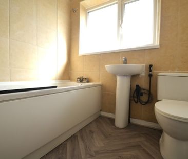 4 bedroom Semi-detached house to rent - Photo 6