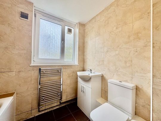 4 Bed Terraced House, Blomfield Court, SW11 - Photo 1