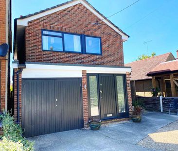 A well presented three bedroom detached family house situated in qu... - Photo 1
