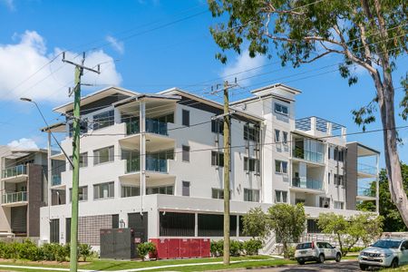 Modern Apartment with River Views - Photo 4