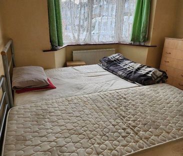 Room in a Shared House, Wood Close, NW9 - Photo 3