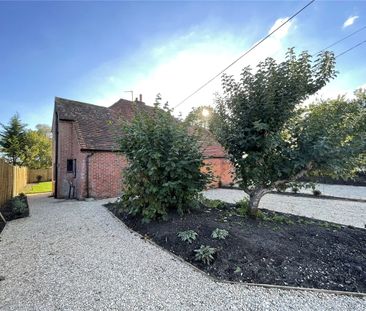 Newly refurbished 3 bed character cottage in sought after Wash Common. - Photo 3