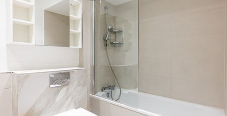 Refurbished in 2023 to a high standard, this stylish residence offers two well-proportioned bedrooms. It boasts sweeping views over Hyde Park, providing a rare sense of space and s - Photo 5