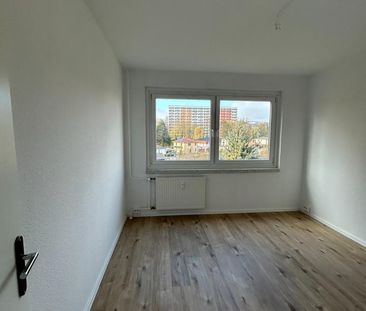 SANIERT & MODERN: 3 Zimmer, EBK & Balkon - Foto 4