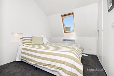 FULLY FURNISHED, ONE BEDROOM APARTMENT OFF GERTRUDE STREET! - Photo 5