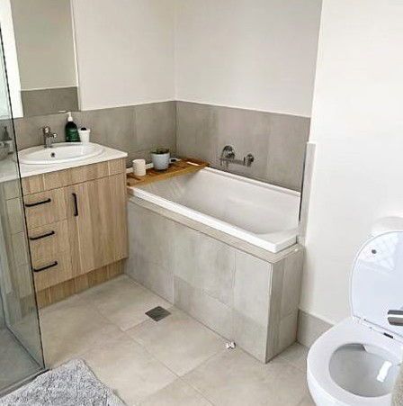 MODERN TOWNHOUSE – STYLISH & LOW-MAINTENANCE LIVING! - Photo 4