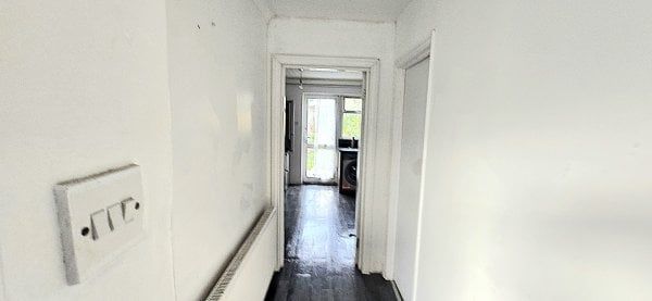 Room 1 - Stoneleigh Avenue, Enfield EN1 4HH, Property for rent - Photo 1