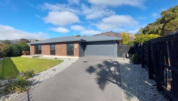 Picturesque backdrop of the port hills - Photo 1