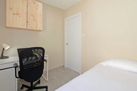 Carrer del Pintor Ferrandis, Valencia, Valencian Community 46011 - Photo 4