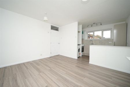 2 bedroom maisonette to rent - Photo 3