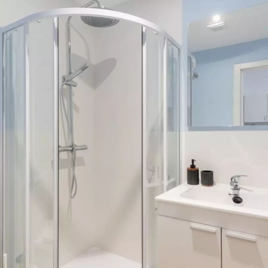 Room in a shared 9-bedroom apartment for rent in Bellas Vistas - Photo 1