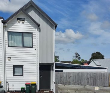 Stunning Two Bedroom Townhouse - Photo 4