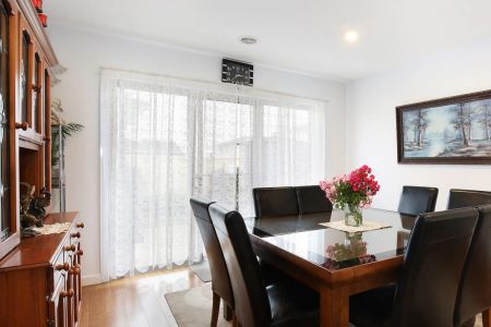 Stunning Three Bedroom Townhouse - Photo 2