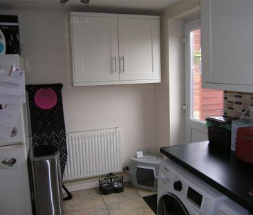 2 bedroom semi-detached house to rent - Photo 2