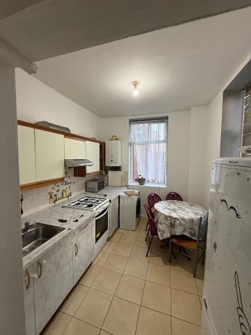 3 bedroom flat to rent - Photo 3
