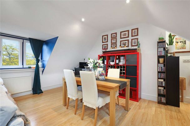 Bright, well presented one bedroom apartment in a well maintained conversion. - Photo 1