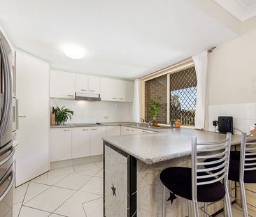 Spacious Three Bedroom House In Burleigh Waters! - Photo 3