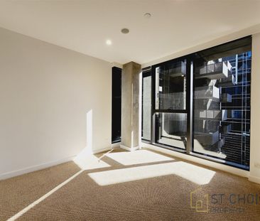 Amazing two bedroom apartment in the heart of Docklands - Photo 2