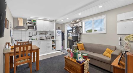 Modern 1-Bedroom Standalone Home - Prime New Brighton Location - Photo 3