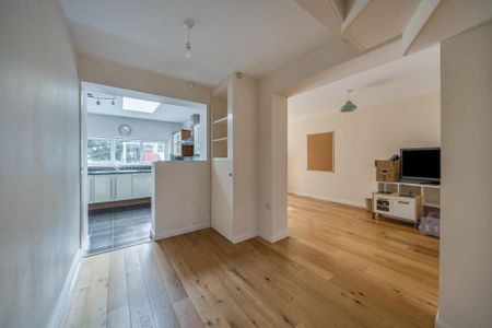 4 bedroom semi-detached house to rent - Photo 5