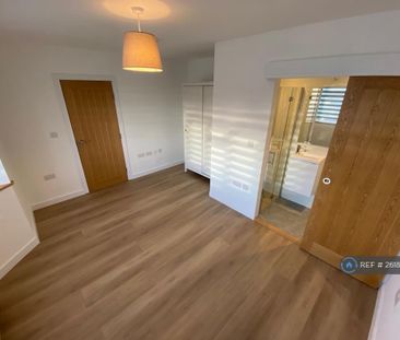 1 bedroom in a house share to rent - Photo 3