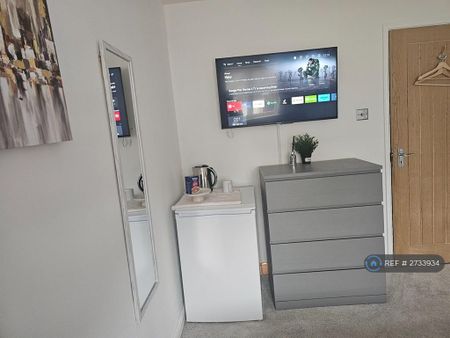 1 bedroom in a house share to rent - Photo 2