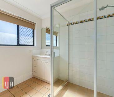 3 BEDROOM TOWNHOUSE IN SUPER HANDY LOCATION - Photo 3