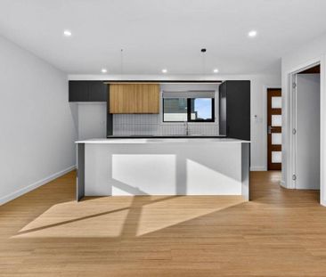 Brand-New Two-Storey Townhouse with Double Garage - Photo 5