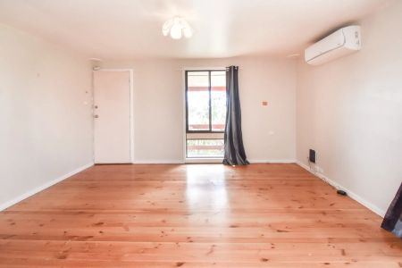 Three Bedrooms Home with Double Garage - Photo 3